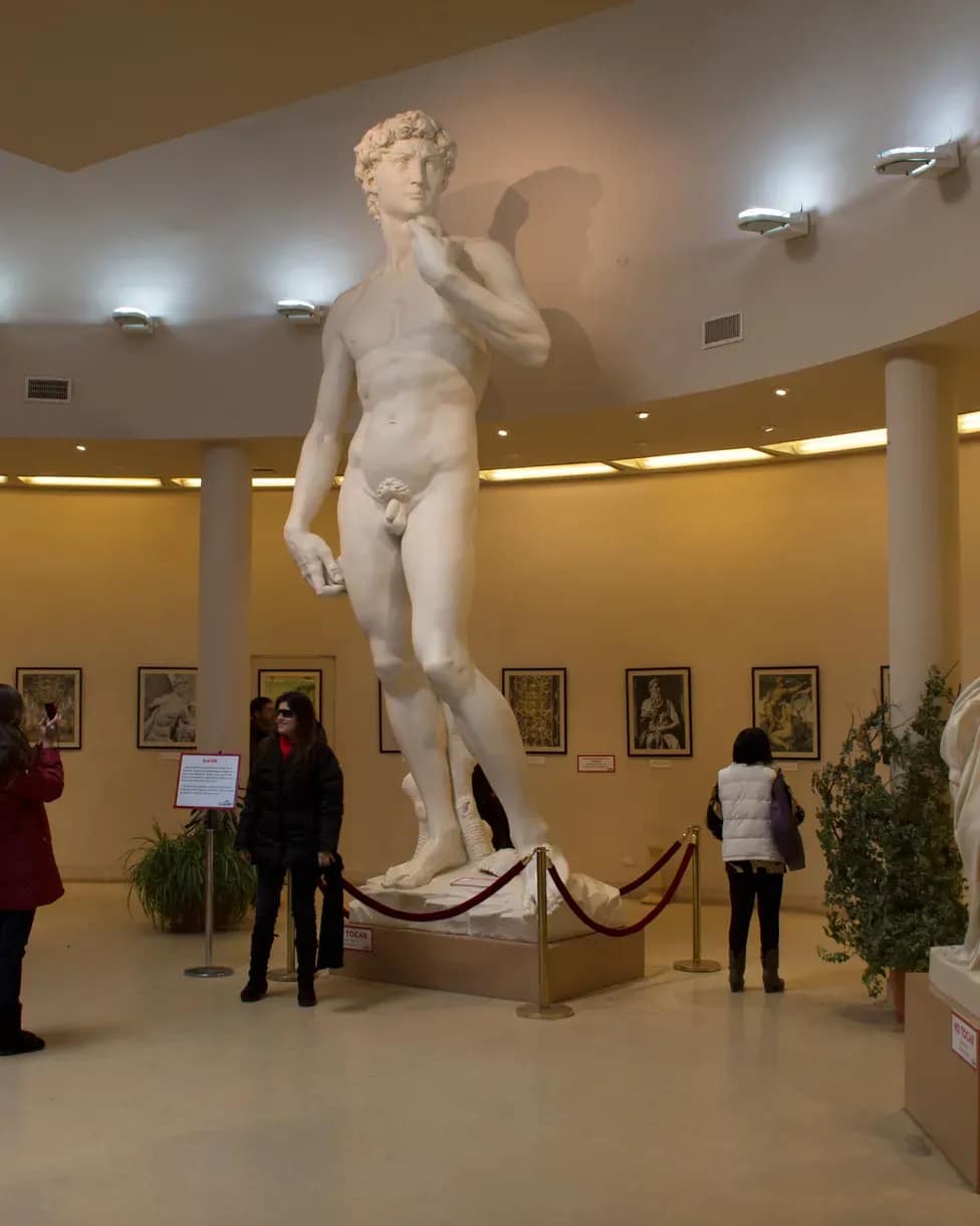 Réplica da escultura de David na Galeria de Arte do Teleférico de Cerro Otto