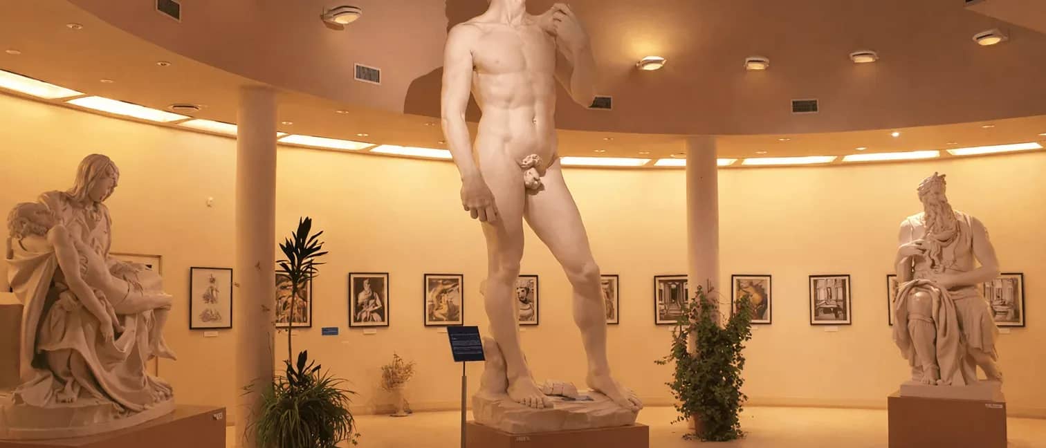 Interior da Galeria de Arte do Teleférico Cerro Otto, onde se podem ver as suas 3 esculturas: David, Pietà e Moisés.