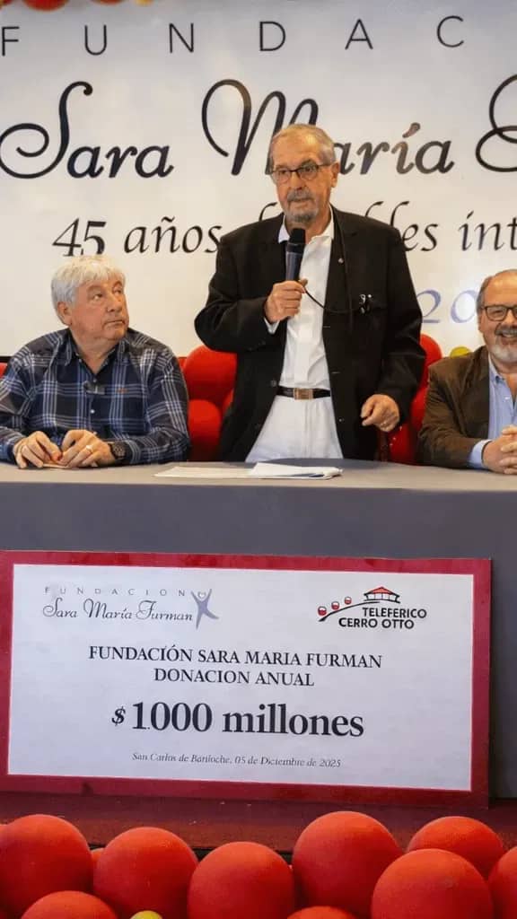 Members of the foundation giving a speech with a sign showing the donation made for a total amount of 1 million Argentine pesos