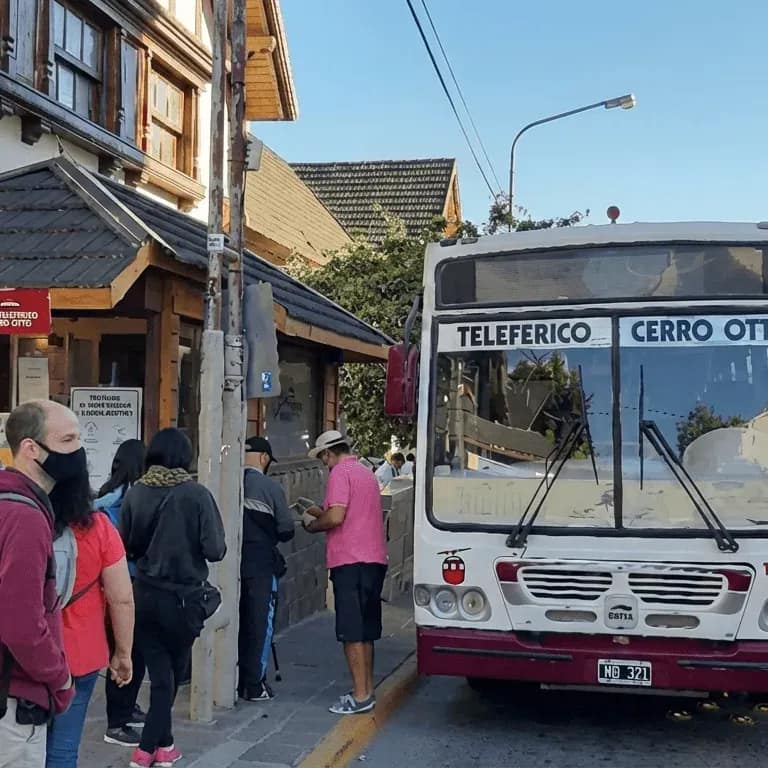 Passageiros embarcando no ônibus do teleférico na cabine no centro de San Carlos de Bariloche.
