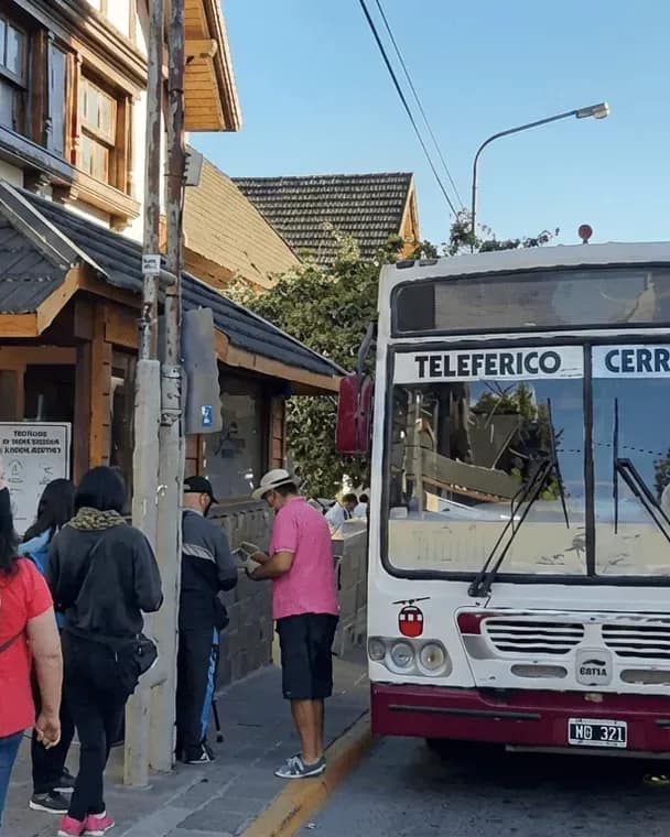 Passageiros embarcando no ônibus do teleférico na cabine no centro de San Carlos de Bariloche.
