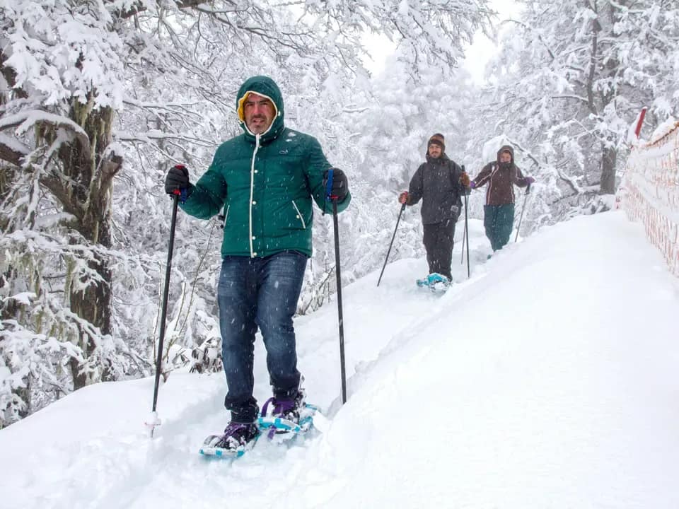 caminhada com raquetes de neve