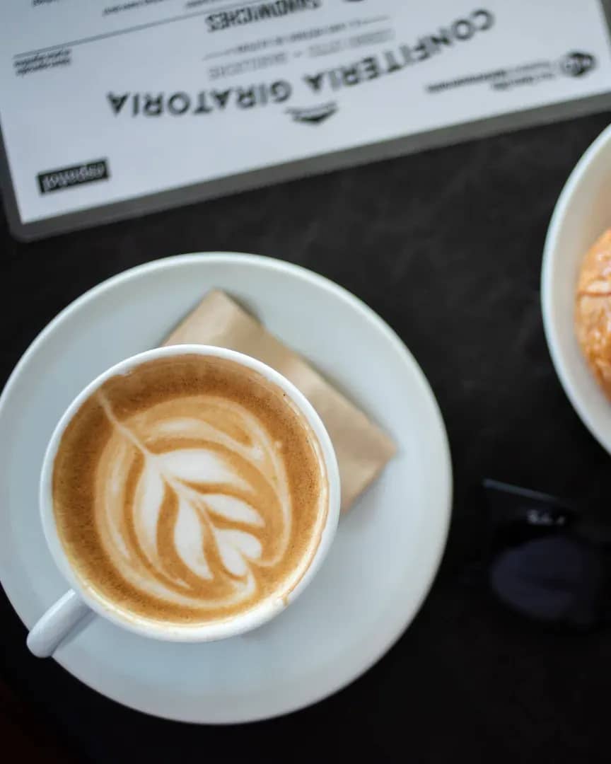 café com leite e croissants