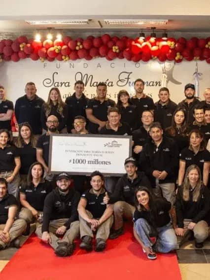 Employees of the Teleférico Cerro Otto celebrating the donation made in the main hall of the base